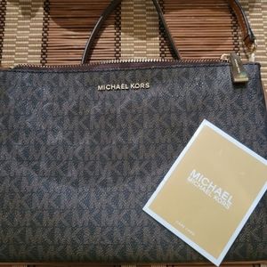 Final Drop!!!Original Michael Kors crossbody!